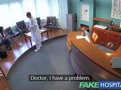Doktor versorgt die Patientin mit Sperma