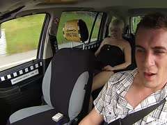 Blonde Taxilenkerin fickt ihren Fahrgast am Rücksitz