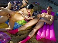 Hemmungsloser Sex zu dritt am Strand