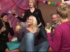 Hemmungslose Sexparty mit Partnertausch und erfahrene Teilnehmern Hemmungslose Sexparty mit Partnertausch und erfahrene Teilnehmern