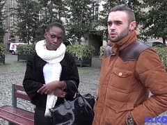 Afrikanerin von weißem Hengst abgeschleppt