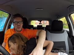 Sie vernascht den Fahrlehrer mit einem Blowjob