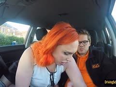 Er knallt die rothaarige Fahrschülerin