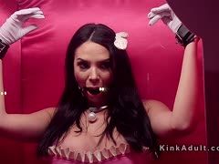 Vollbusige Sub von Domina in Fesseln gelegt