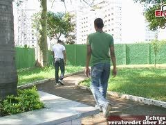 Muskel Latino mit Jungs im Park am blasen