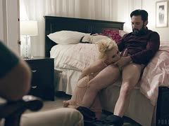 Die Blondine fickt Fremd vor ihrem Mann