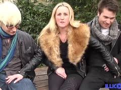 Blonde Bitch treibt es draußen mit zwei Kerlen