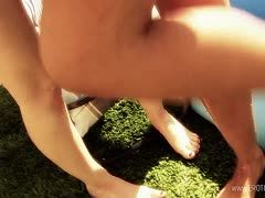 Die beiden Lesben verwöhnen sich in der Natur mit einem Dildo