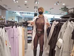 Sie zeigt sich fast nackt die heiße Blondine