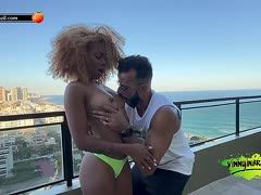 Der Typ mit Bart bumst eine heiße Ebony