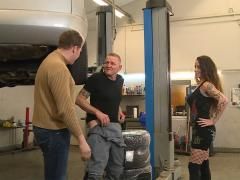 Die Milf aus Germany wird vom Mechaniker gebumst